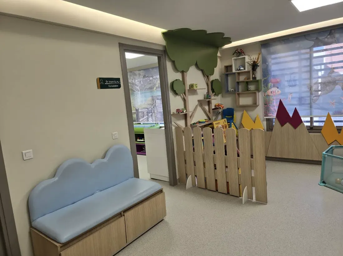 Banc en forme de nuage dans la salle d’attente
