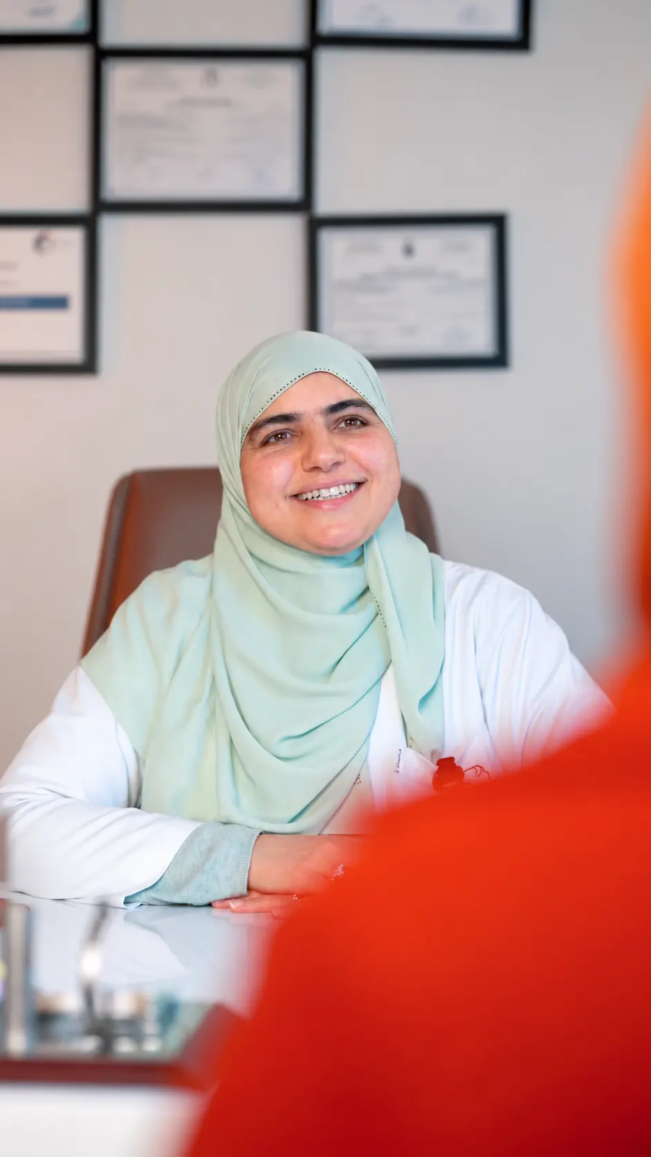 Dr Imane Elalj, pédiatre à Fès, souriante à son bureau
